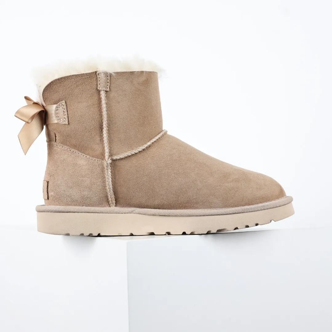 Pick up locally 💰600 Core recommended good price Independently developed original outsole and cashmere insole to keep you warm in winter and suitable for home use. In the new year, uug launched a style series, which is partially geared towards the preferences of young consumers and has also moved to the forefront of fashion trends. Shoe body material Water-repellent coated suede upper 17 mm UGGPURE™ implanted wool insole Lightweight non-slip comfortable rubber outsole With brand LOGO trademark Comes with a full set of packaging Size: 35 36 37 38 39 40